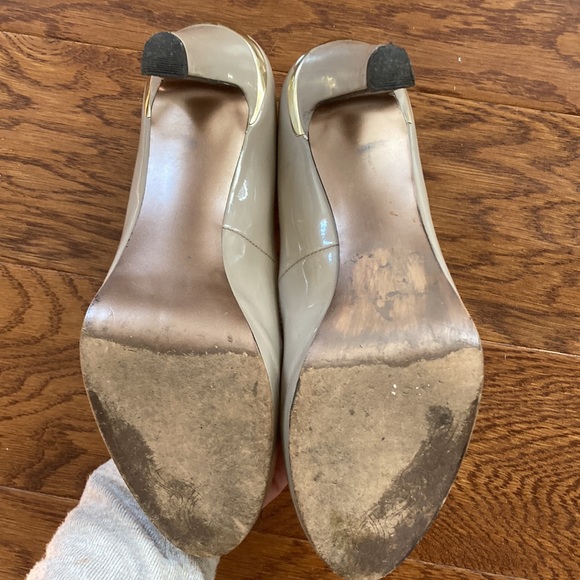 Tahari Carol Nude Patent Leather Rounded Toe Heel - Picture 8 of 8